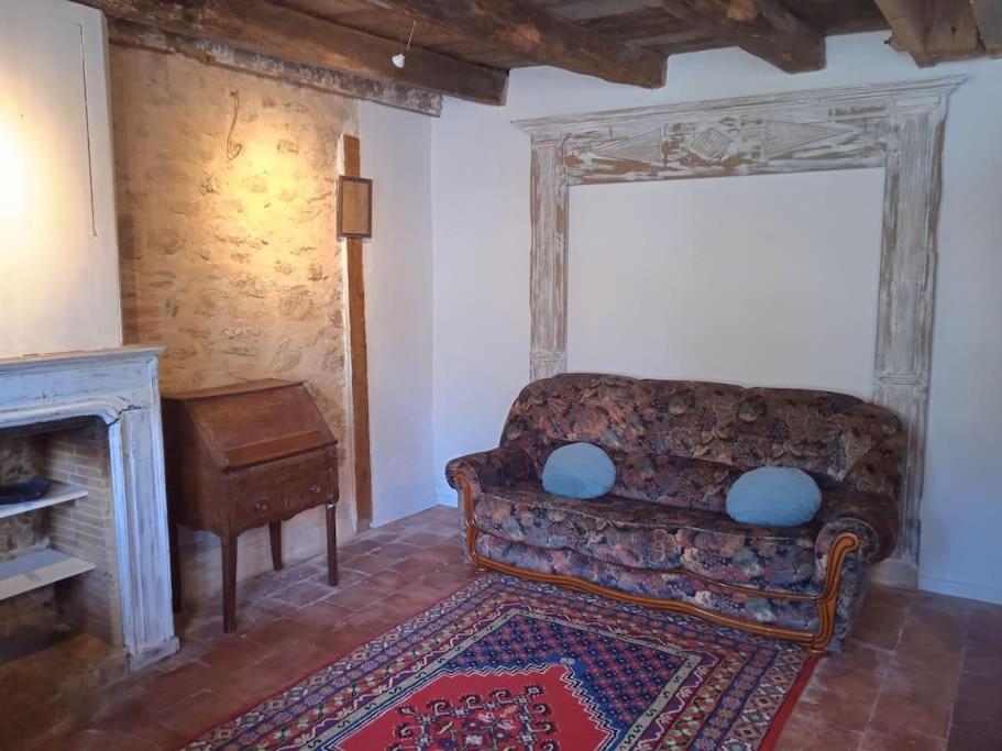 Petite Maison De Village Ygrande Exteriér fotografie