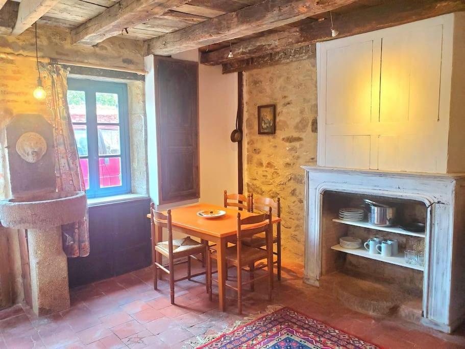 Petite Maison De Village Ygrande Exteriér fotografie
